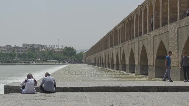 伊斯法罕 Zayandeh 河阑珊哈鸠桥 — 图库视频影像