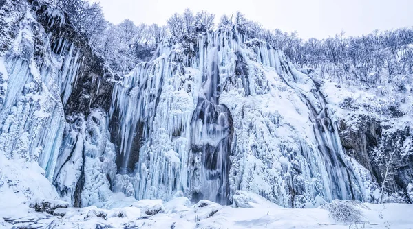 Плітвіцькі озера зимових великий водоспад — стокове фото