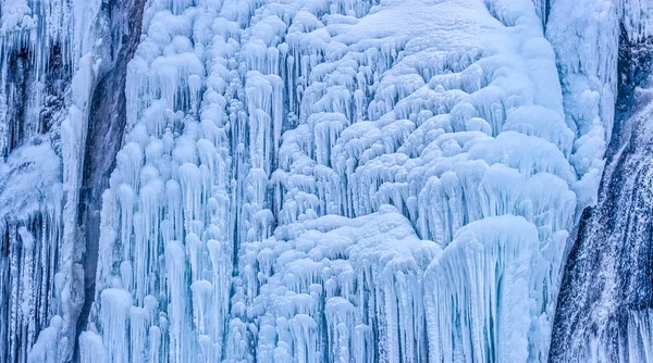 Zimowy czas wodospad mrożone — Zdjęcie stockowe