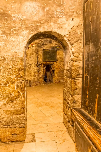 Темная комната Храма Гроба Господня — стоковое фото