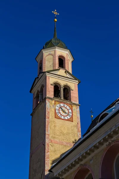 Sappada kyrka klocktorn — Stockfoto