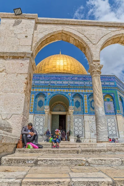Koepel van de rots visitirs Jeruzalem — Stockfoto