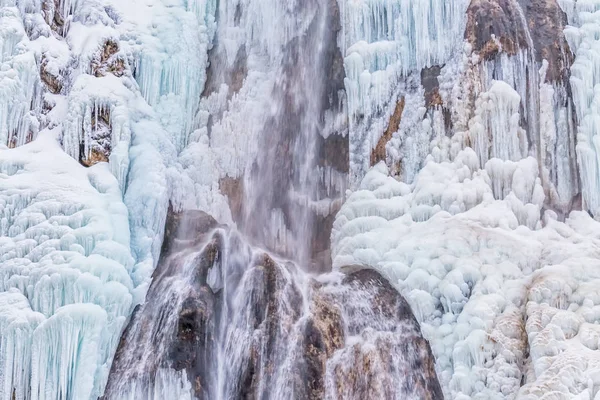 Plitvice lagos cascada congelada —  Fotos de Stock