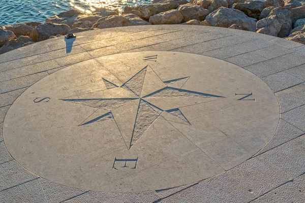 Compass by the sea — Stock Photo, Image