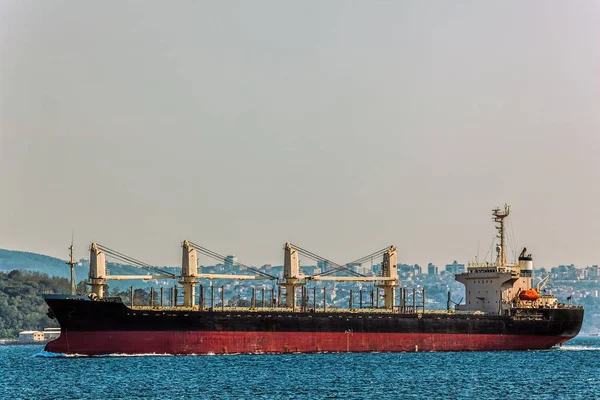 Transporte de navios no Bósforo — Fotografia de Stock