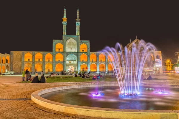 People socializing in Yazd by night — Stock Photo, Image