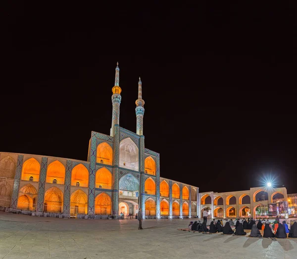 在 Yazd 清真寺前面的人 — 图库照片