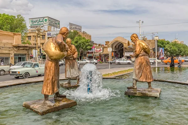 Yazd fountain statues — Stock Photo, Image