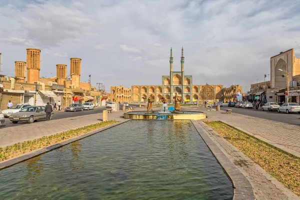 Tre statue di vecchi viaggiatori a Yazd — Foto Stock