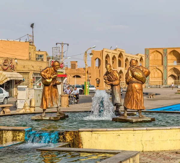 Três estátuas de velhos viajantes em Yazd — Fotografia de Stock