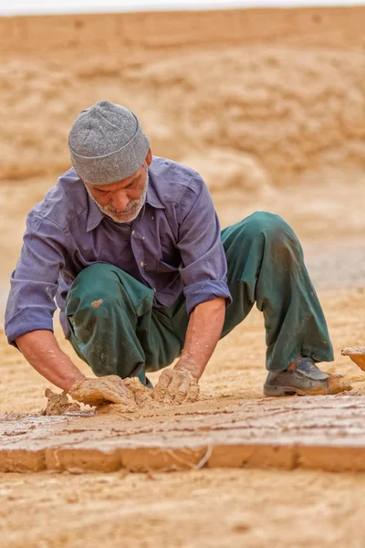 Clayman making bricks — Stock Photo, Image