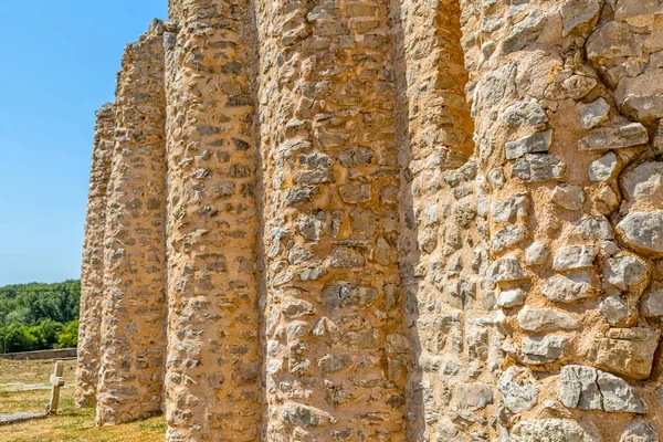 前ロマネスク様式教会丸みを帯びた壁 — ストック写真