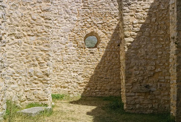 Pre-Romaanse kerk venster — Stockfoto