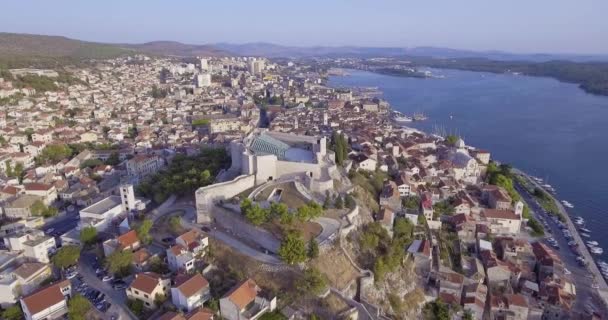 Воздушная антенна крепости Шибеник — стоковое видео