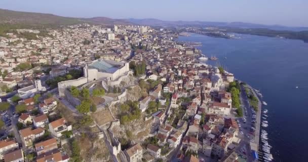 Воздушная антенна крепости Шибеник — стоковое видео