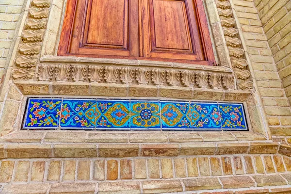 Dettaglio facciata piastrelle colorate — Foto Stock