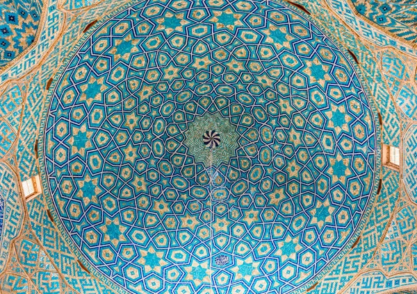 Kleurrijke plafond van de Yame moskee — Stockfoto