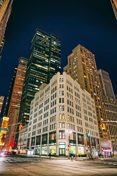 Edificios de Nueva York por la noche — Foto de Stock