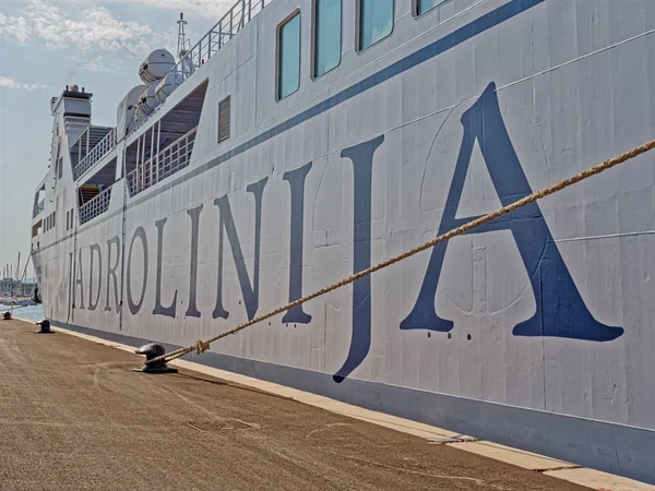 Ferry Jadrolinija no porto Split — Fotografia de Stock