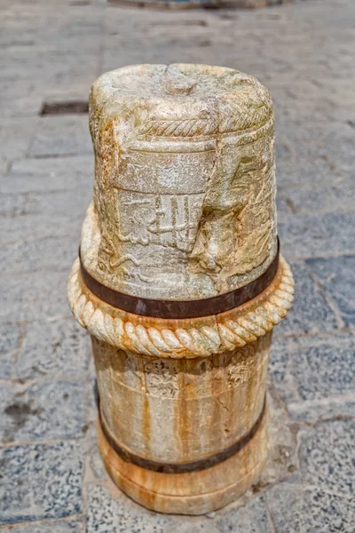 Pilastro di marmo di fronte alla moschea Yame — Foto Stock