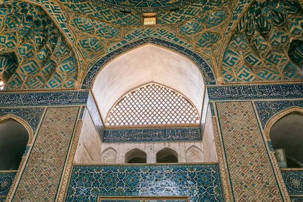Interior colorido da mesquita Yame — Fotografia de Stock