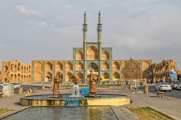 Trois statues de vieux voyageurs à Yazd — Photo