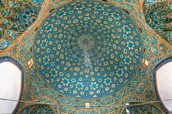 Kleurrijke plafond van de Yame moskee — Stockfoto