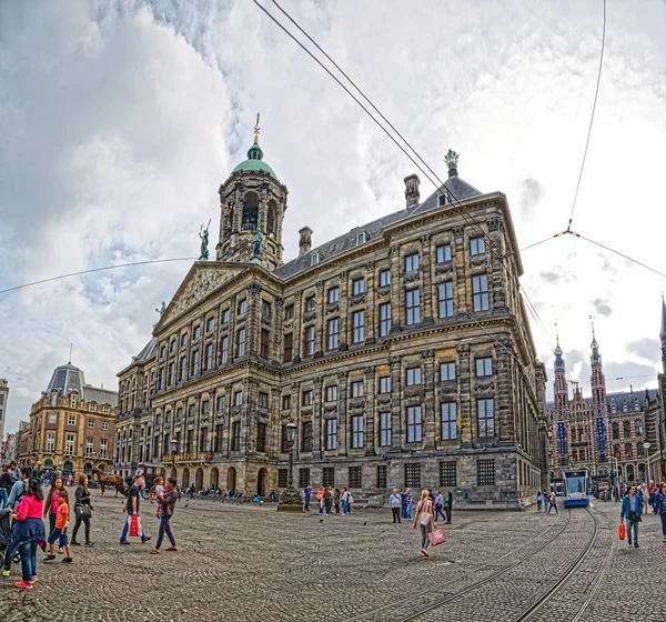 Королевский дворец Амстердама на площади Дам — стоковое фото