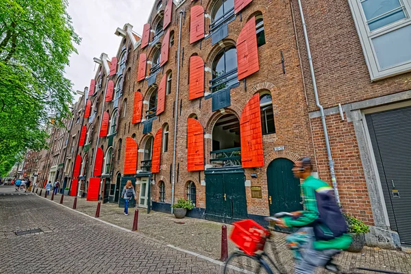 Bicicletas Amsterdam en la antigua calle adoquinada en el centro de la ciudad — Foto de Stock