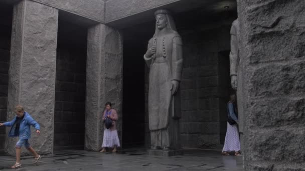 Njegos mausoleum atrium skulptur — Stockvideo