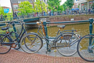 Amsterdam bisiklet eski nehir kanalı tarafından park