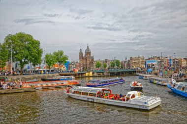 Hollanda Merkez İstasyonu 'ndan Amsterdam manzarası