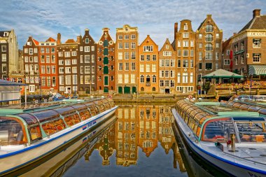 Amstel Nehri'nde Amsterdam eski evler yansıması