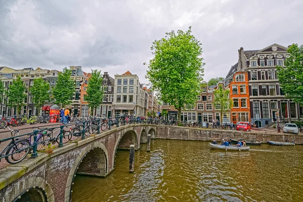 Amsterdam barco turístico navega por el puente —  Fotos de Stock