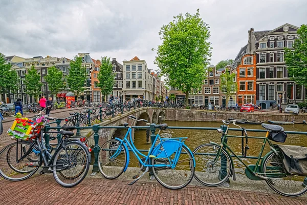 Bicicletas de Ámsterdam aparcadas junto al antiguo canal fluvial —  Fotos de Stock