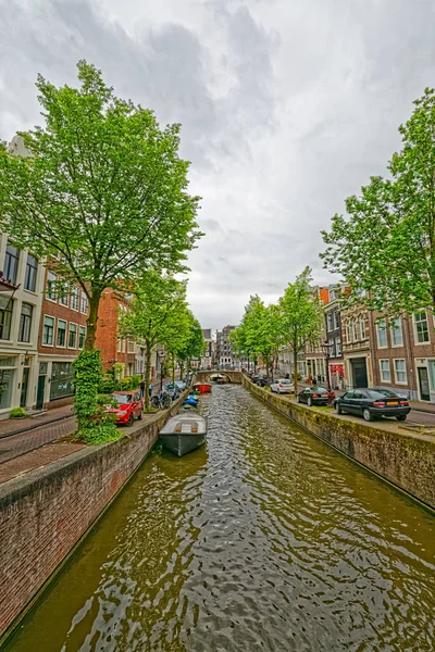 Старый речной канал Амстердама и жилые дома — стоковое фото