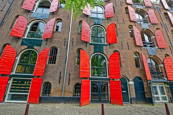 Amsterdam czerwone okiennice na starym budynku — Zdjęcie stockowe