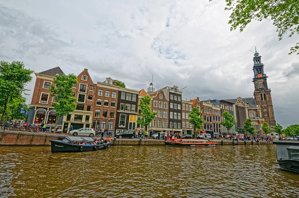 Amsterdam casas antiguas reflexión en el río Amstel — Foto de Stock