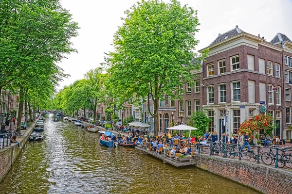 Canal del río Amsterdam con árboles verdes en primavera — Foto de Stock