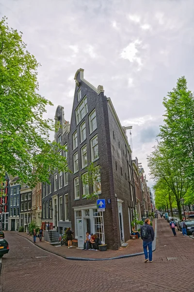 Amsterdam vieille maison au coin de la rue étroite — Photo
