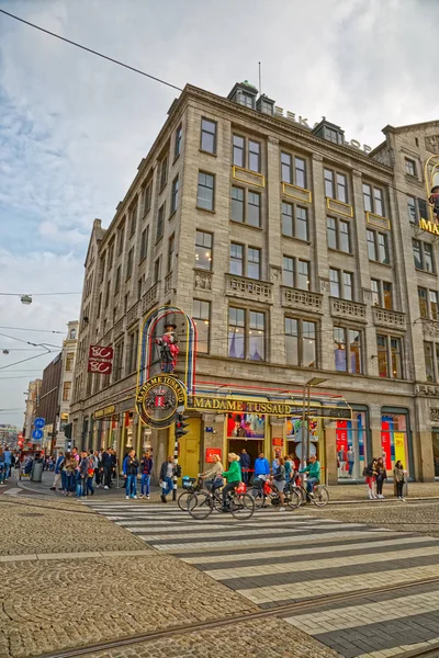Амстердам Мадам Тюссо на углу площади Дам — стоковое фото