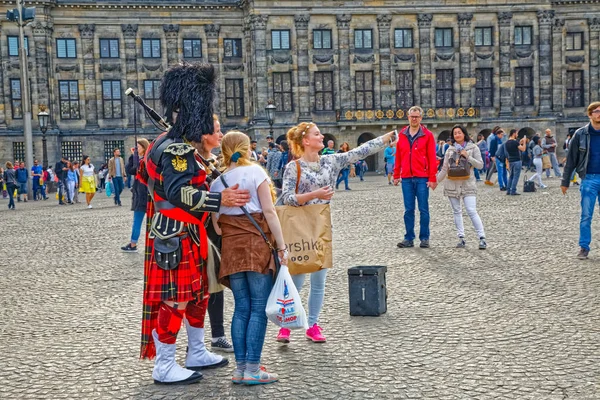 Amsterdams musikkonstnär vid Damtorget — Stockfoto