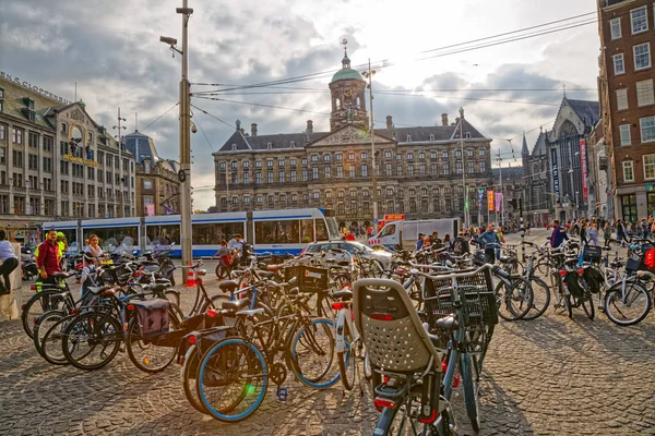 Amsterdam aparcamiento para bicicletas en la plaza Dam — Foto de Stock