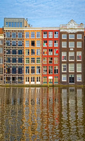 Amsterdam casas antiguas reflexión en el río Amstel — Foto de Stock