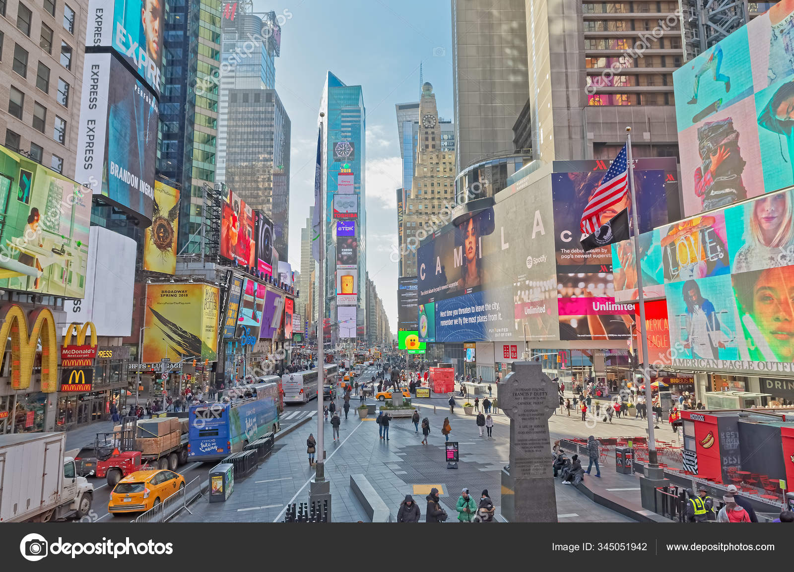 New York Times Square ocupado día de invierno — Foto editorial de stock  #345051942 ©dbajurin, image size:1600x1153