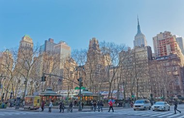 New York Bryant Park binaları sokaktan görünüyor