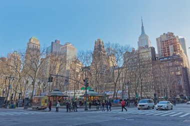 New York Bryant Park binaları sokaktan görünüyor