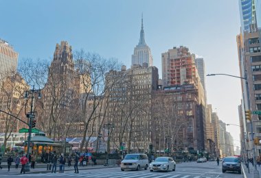New York Bryant Park binaları sokaktan görünüyor
