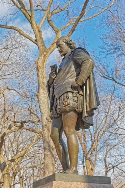 New York Central Park William Σαίξπηρ χάλκινο γλυπτό χειμώνα — Φωτογραφία Αρχείου