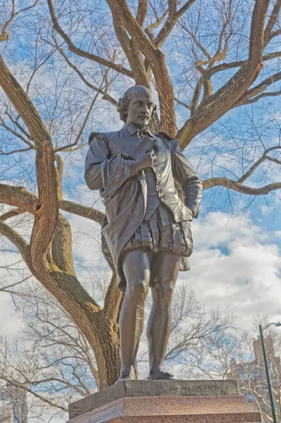 New York Central Park William Shakespeare bronze sculpture winter time — 스톡 사진